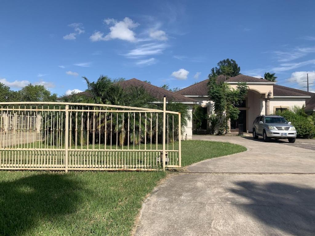 Brownsville Comfort 2 Bedroom 1 Bath , Spacious Kitchen And Outdoor Home Bagian luar foto